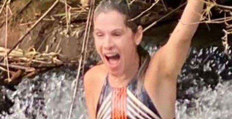 Só de maiô, Ingrid Guimarães curte banho de cachoeira e arranca elogios: “Que corpão”