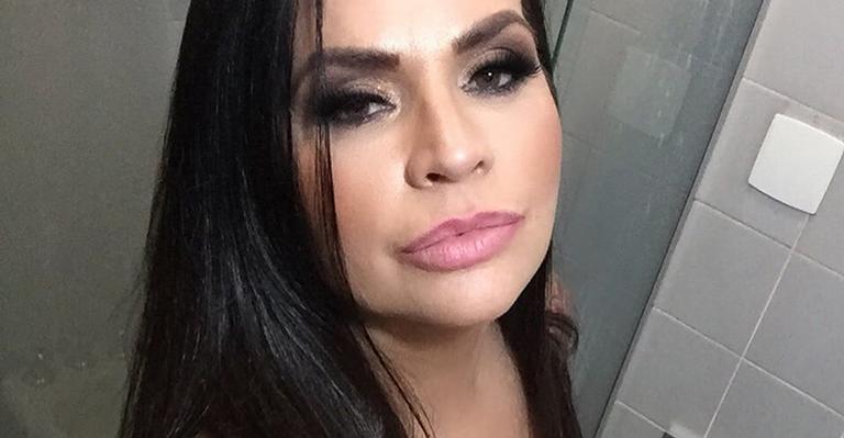 Aos 46 anos, Solange Gomes posa só de sutiã e deixa seios fartos em evidência: “Ainda consigo ser sexy”