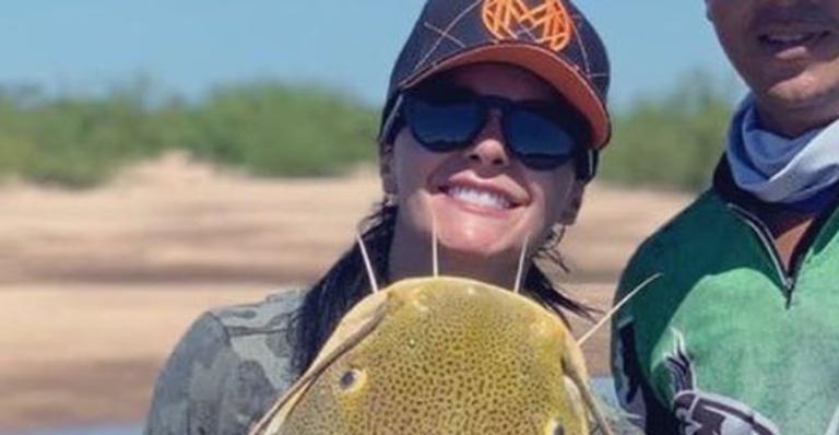 Assumidos! Maraisa curte dia de pesca com o namorado após reatar romance