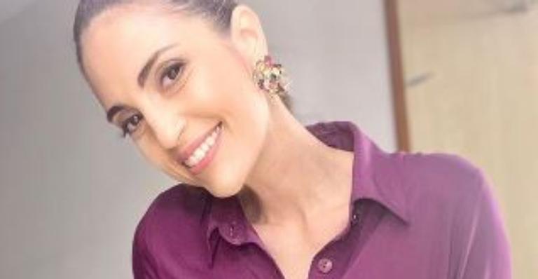 Chris Flores arranca elogios por beleza natural e cinturinha finíssima em look confortável