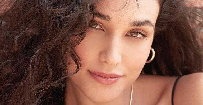 Débora Nascimento posa totalmente nua e seguidores aprovam: “Linda e livre”