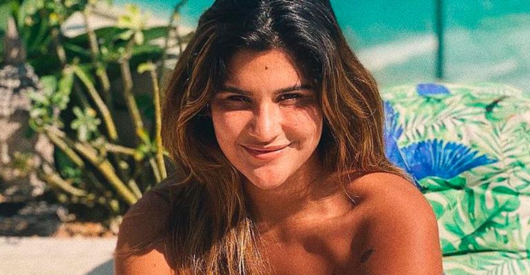Giulia Costa posa com ombros nus ao dispensar alça do biquíni: “Divinamente linda”
