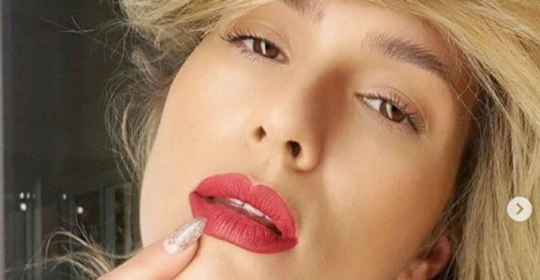 Lívia Andrade impressiona ao fazer carão e esbanjar beleza em selfie: “O tempo só te favorece”