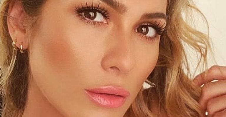 Lívia Andrade renova visual em cabeleireiro e desfila com as madeixas renovadas