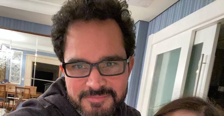 Luciano Camargo diz que dá flores para as filhas todos os dias: ”Essência de nossas histórias”