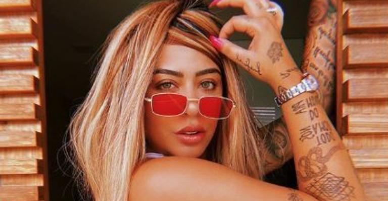 Poderosa! Rafaella Santos ostenta bumbum avantajado em look grifado e justinho