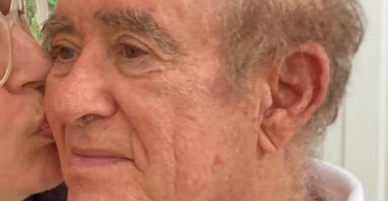 Renato Aragão surge em momento de romance ao lado da esposa e se declara: “Muito amor envolvido”