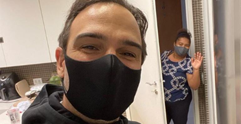 Tadeu Schmidt comemora retorno da empregada ao trabalho: “Ninguém chega perto de ninguém”