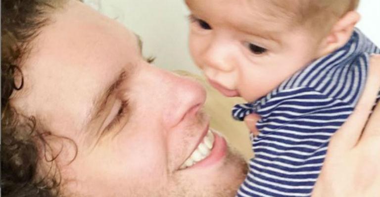 Thiago Fragoso comove web ao surgir com filho caçula nos braços: “Posso ver sua baba escorrendo”