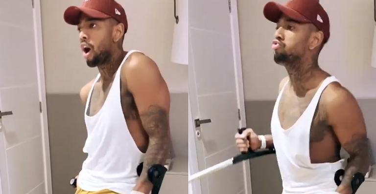Após acidente, Nego do Borel dança de muletas e se machuca: “Deu ruim”
