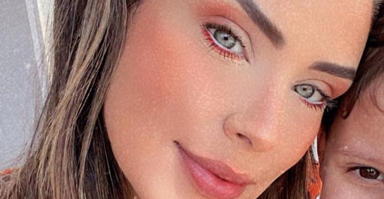 Em raro clique, ex-BBB Ivy Moraes surge coladinha no filho e beleza impressiona: ”Um príncipe!”