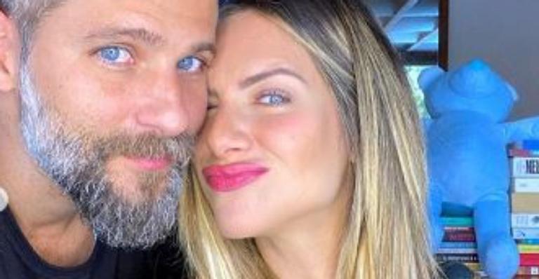 Giovanna Ewbank surge de mãos dadas com o recém-nascido em novo clique encantador
