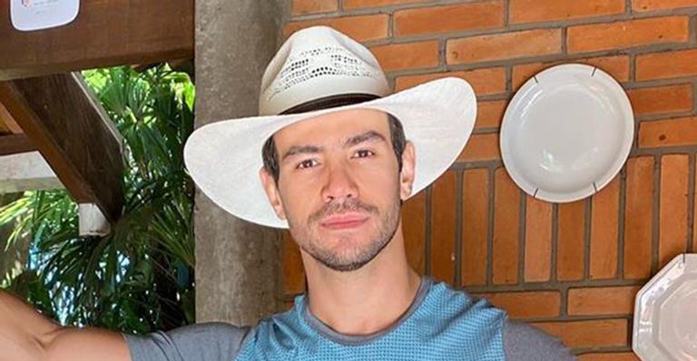 Sertanejo Mariano, da dupla com Munhoz, posa com jeans justíssimo e preocupa fãs: “Vai esmagar”