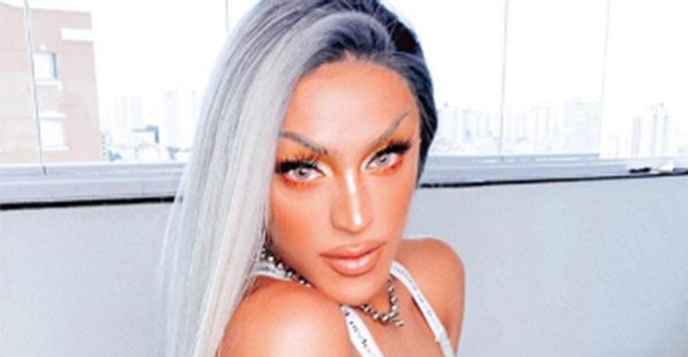 Pegando fogo! Pabllo Vittar causa ao surgir de body cavadíssimo exibindo tatuagens em clique sexy