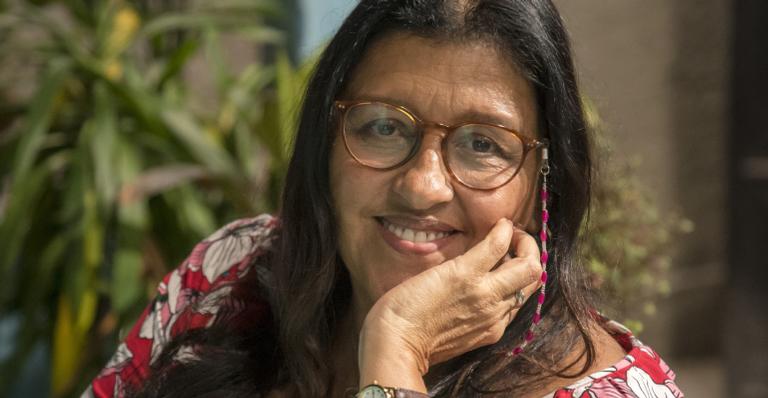 Regina Casé flagra filho caçula interpretando famosa cena do teatro: “Meu ator predileto”