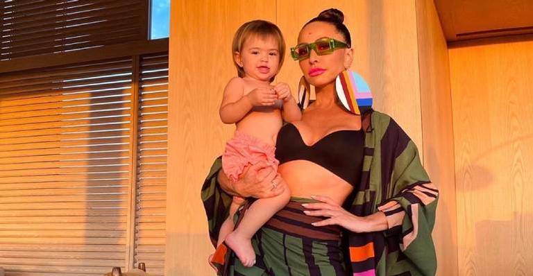 Sabrina Sato relembra primeira viagem em família com a herdeira: ”Saudade”