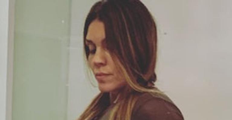 Aos 44 anos, Simony posa de legging na frente do espelho e bumbum gigante rouba a cena: “É de verdade?”