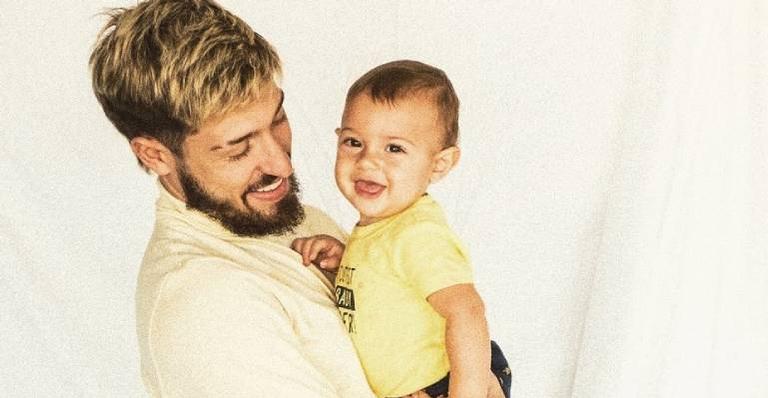 Vinicius Martinez tatua rosto do filho na perna e se derrete: ”Momento meu e dele”