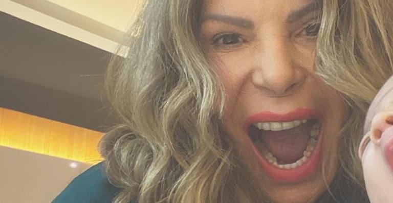 Elba Ramalho posa coladinha com a neta e se derrete: “Três meses de fofura”