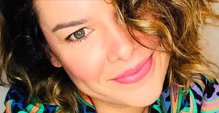 Fernanda Souza posa de pijama e deixa decote à mostra: “Tá mais linda solteira”