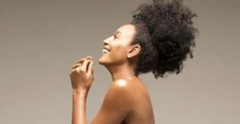 Grávida e nua, Sheron Menezzes surge nas redes e arranca elogios da web: “Essa foto é arte pura”