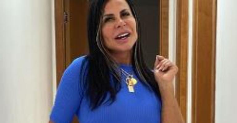 Moderninha! Gretchen deixa pernões de fora em vestido coladinho e coleciona suspiros