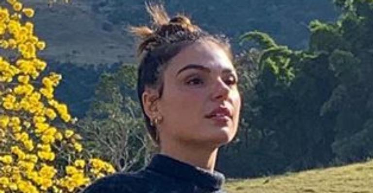 Isis Valverde surge belíssima curtindo o dia em casa de campo “Lugar lindo”