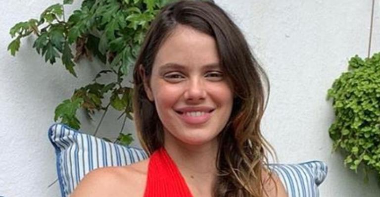 Laura Neiva surge em clique encantador agarradinha com a filha, Maria