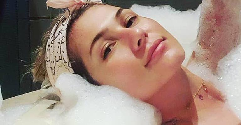 Lívia Andrade posa nua na banheira, exibe corpão e provoca fãs: “Que tal nós dois?”