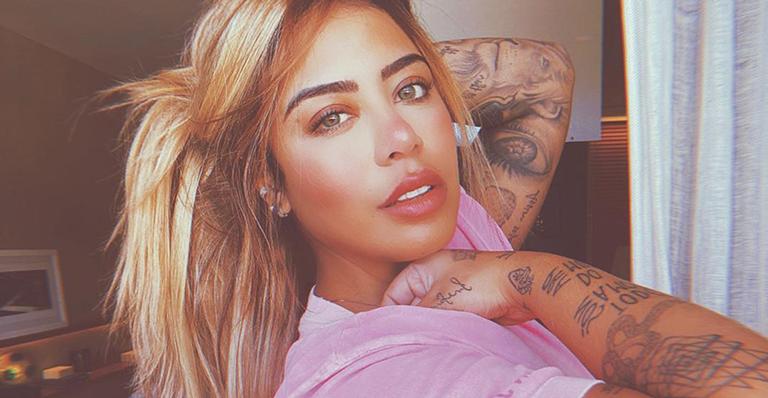 Que coxas! Rafaella Santos chama atenção ao ostentar bumbum empinado em shortinho mínimo