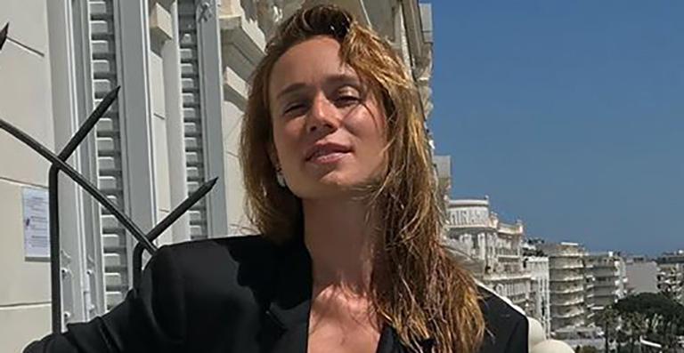 Sem sutiã, Mariana Ximenes deixa parte do seio escapar em registro ousado: “Perfeição”