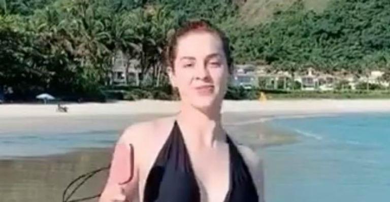 Sophia Abrahão sofre tombo na praia e arranca risadas dos internautas: “Caiu, mas caiu com classe”