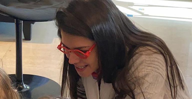 Thais Fersoza surge brincando com os filhos na quarentena e encanta a web: “Super mãe”