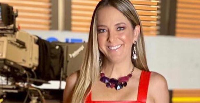 Aos 44 anos, Ticiane Pinheiro elege vestido fatal de couro e exibe corpão durante o ‘Hoje em Dia’
