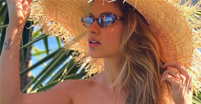 Esposa de Gusttavo Lima, Andressa Suita posa de biquíni sem alças e fãs enaltecem: “Concentração de beleza”