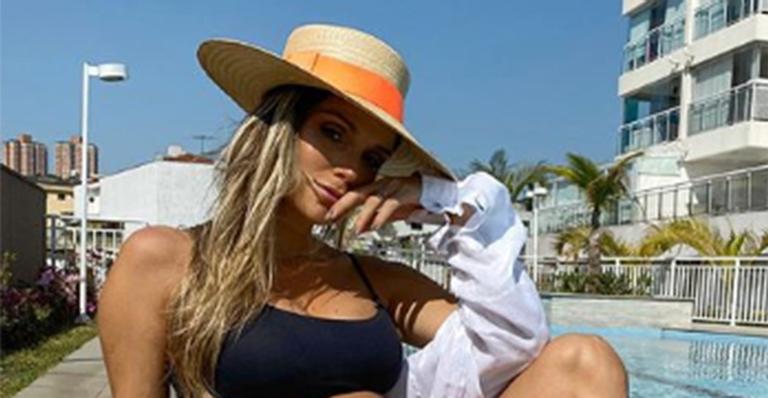 De biquíni, Flávia Vianna surge radiante exibindo um barrigão impressionante: “Entrando no sétimo mês”