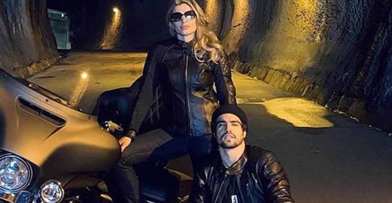 Grazi Massafera e Caio Castro dividem moto de luxo durante viagem a dois: “Casal mais lindo do Brasil”