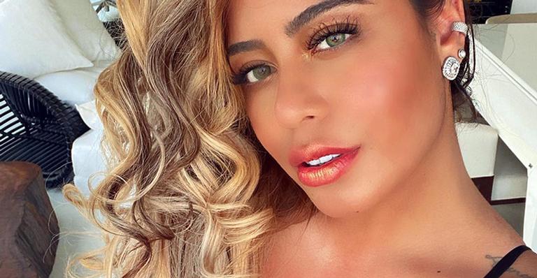 Pegou fogo! Irmã de Neymar causa nas redes sociais, posa de lingerie e deixa escapar marquinha nos seios