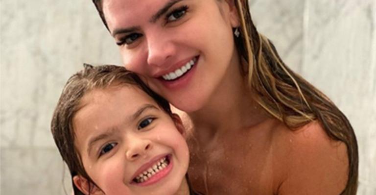 Mirella Santos surge tomando chuveirada com a filha em momento feliz: “Nossos momentos”