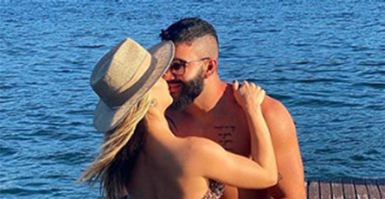 Na ponta dos pés, Andressa Suita dá beijão em Gusttavo Lima e bumbum marcado rouba a cena
