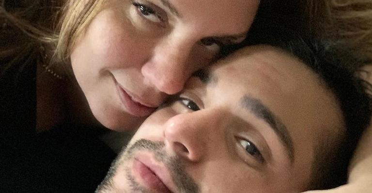 Simony surge em momento íntimo na cama com o namorado e rebate críticas: “Só entende o amor quem ama”