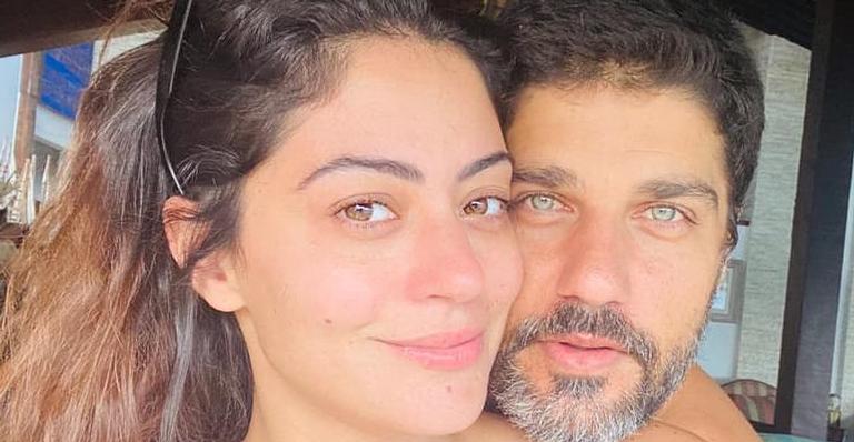 Carol Castro celebra aniversário Bruno Cabrerizo com clique inusitado: “Cheira meu pé”