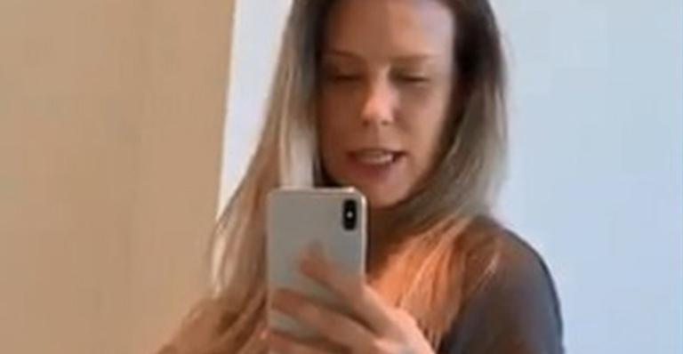 Esposa de Tiago Leifert posa de vestido coladinho e exibe barrigão: “Coloquei até um salto alto”