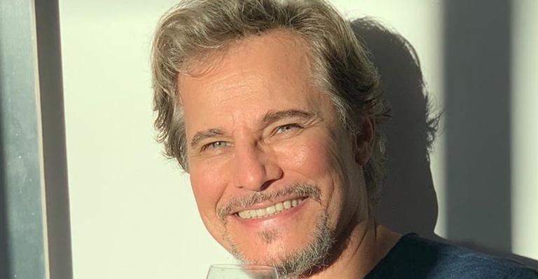 Edson Celulari curte o fim de tarde e aproveita para tomar um cafezinho: “Revigora a alma”
