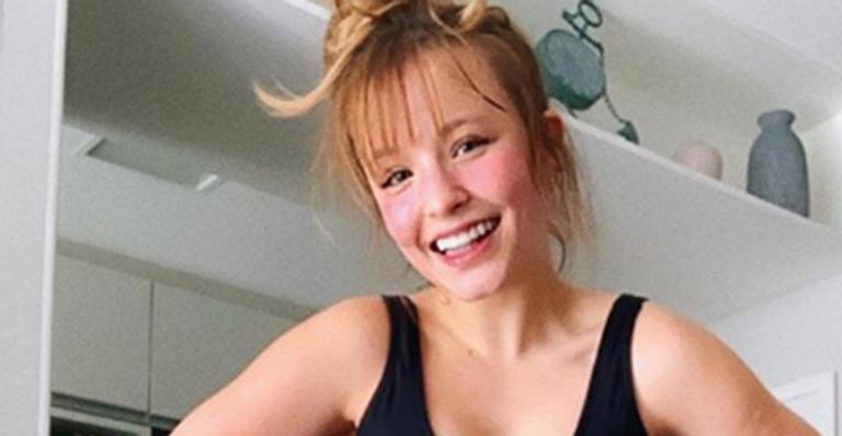 Larissa Manoela posa de top e shortinho após o treino e corpão surpreende: “É dia de suar”