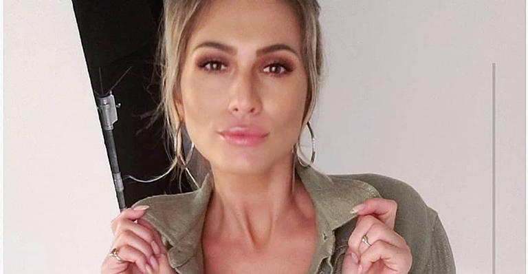 Lívia Andrade abre a camisa e exibe os seios turbinados em foto ousada: “Cada foto é um tiro”