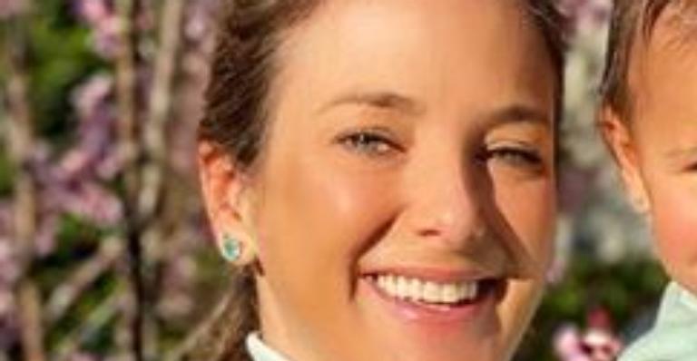 Filha de Ticiane Pinheiro sorri nos braços da mamãe: “Minha caçulinha”