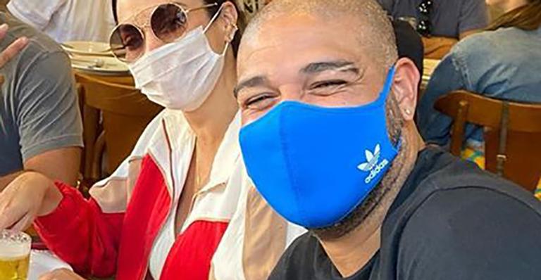 Adriano Imperador é detonado por curtir bar com amigos durante isolamento: “Deu uma de maluco”