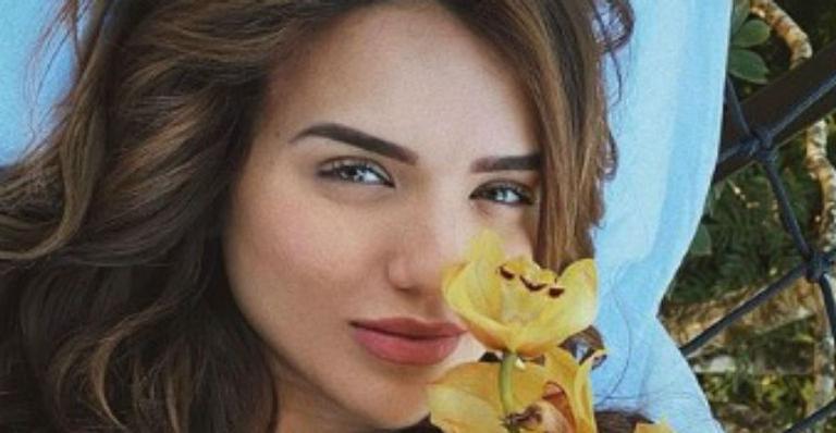 Belíssima, a ex-BBB Rafa Kalimann despensa sutiã e surge enrolada em lençol: “Sem condições”