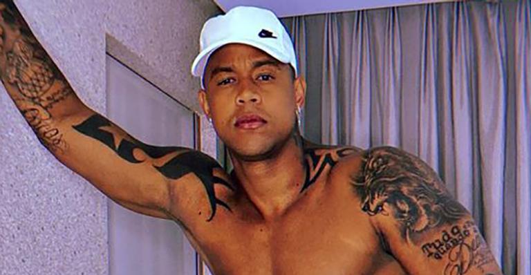 Descamisado, Léo Santana eleva a temperatura ao ostentar corpo saradíssimo: “É disso que o povo gosta”